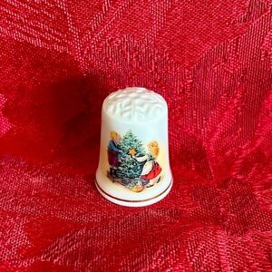 Vintage Avon Keeping the Christmas Tradition series  1982 Porcelain Thimble, NIB